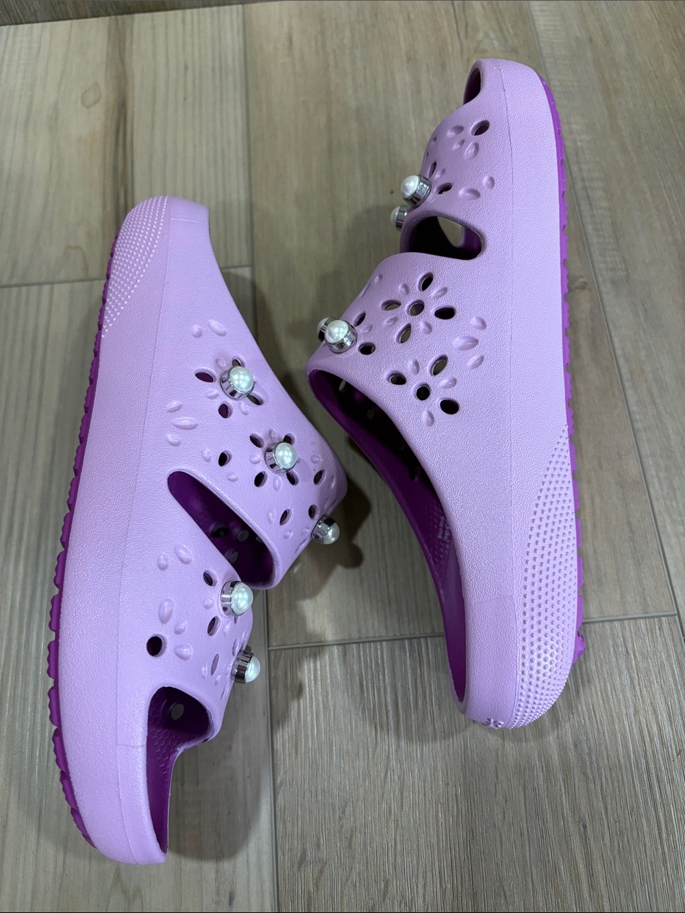 Crocs LE Purple Classic Pearl Floral Cutout Elevated Sandal 2.0 Hydrangea W9 NEW - Picture 5 of 6